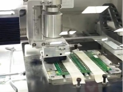 切割1.6mmPCB板，60000转分扳机主轴装锯片加工