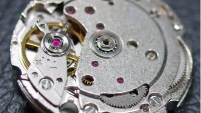 钟表机芯内钻0.5mm微孔，加装西铁城L12上用80000转高频铣
